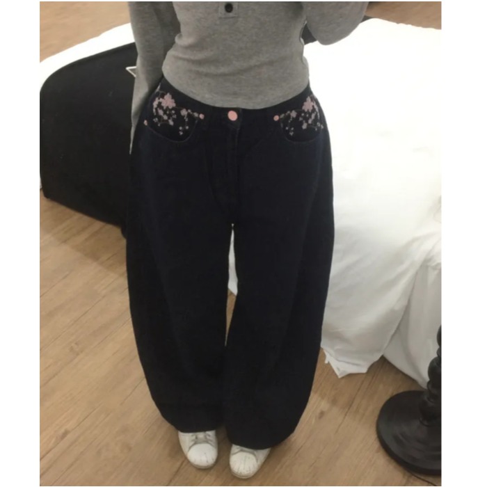 Embroidery Jeans Sakura - Sakura Nakışlı Bol Kesimli Kot Pantolon