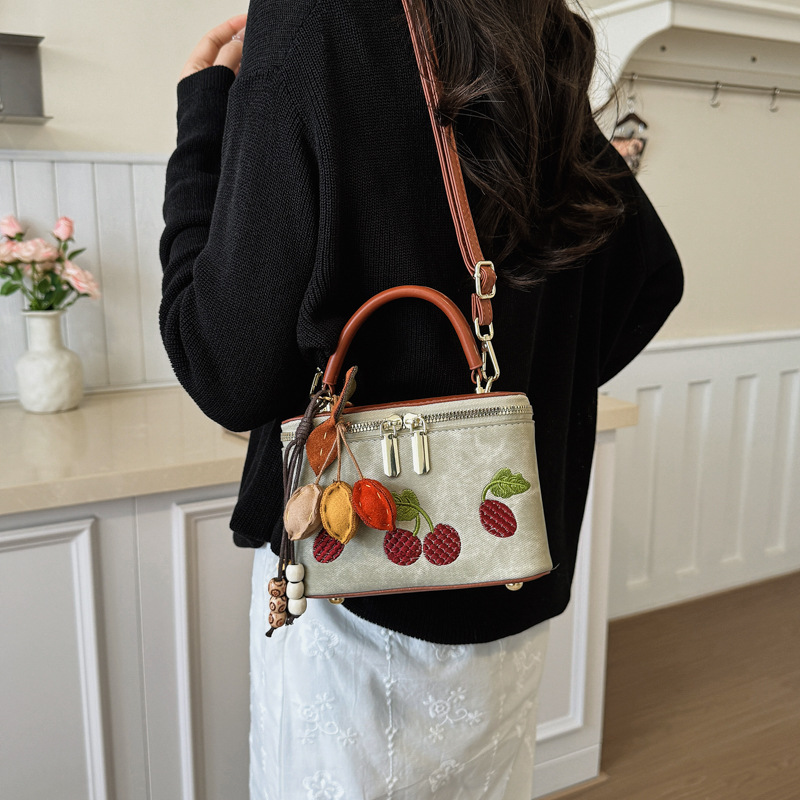 Vintage Kiraz Nakışlı Kutu Çan - Embroidery Charm incelemesi ve fiyatı