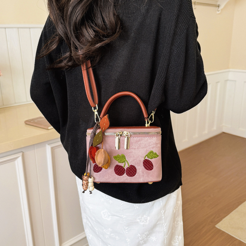 Vintage Kiraz Nakışlı Kutu Çan - Embroidery Charm incelemesi ve fiyatı